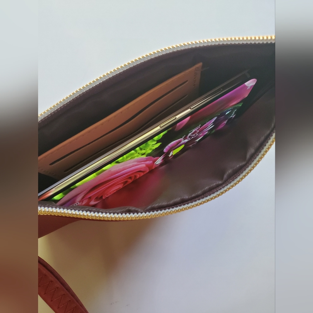 Wine Red Bumble Bee Wristlet/Clutch - Picture 5 of 6